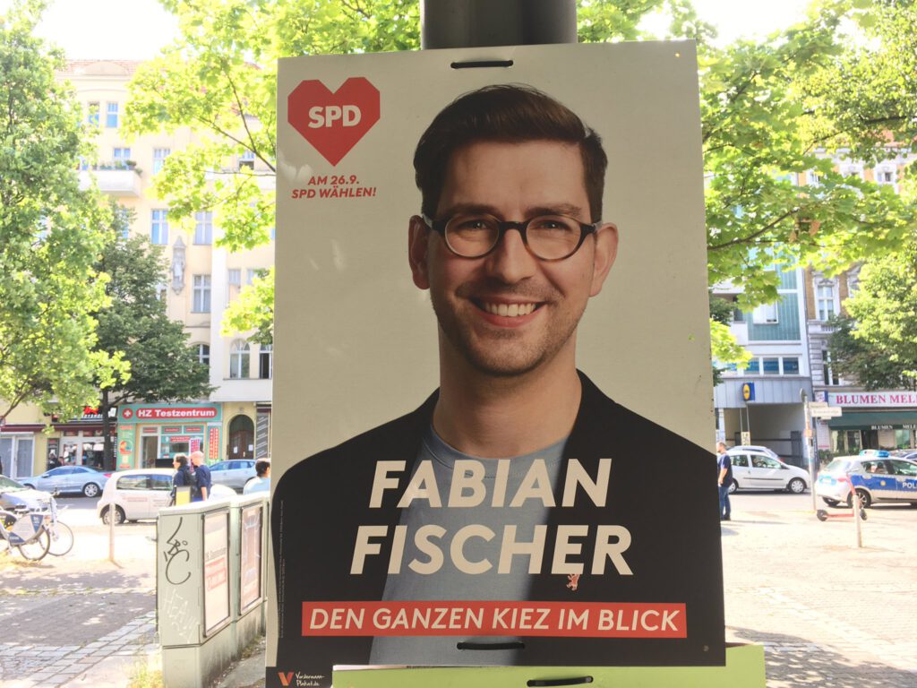 Neuköllner SPD-Kreisvorsitzender der SPD Fabian Fischer suggeriert auf einem Wahlplakat im Rollberg-Kiez unweit der Hermannstraße: "Den ganzen Kiez im Blick."