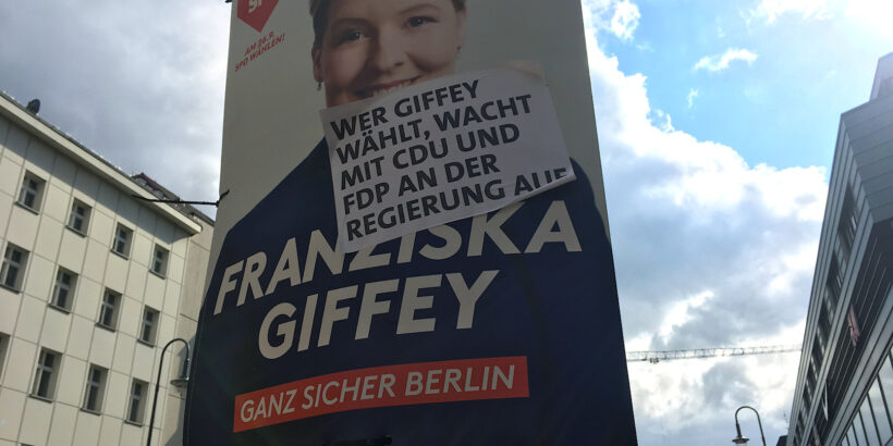 „Wer Giffey wählt, wacht mit CDU und FDP an der Regierung auf“, steht auf der Neuköllner Karl-Marx-Straße auf einem Wahlplakat von Franziska Giffey gepappt.